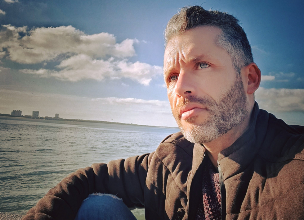 Marco Valente junto ao mar